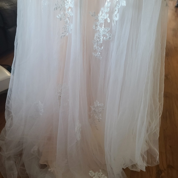 Gorgeous strapless brand-new wedding dress - Picture 7 of 7